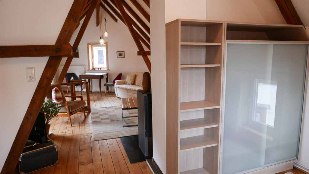 Gästehaus Alte Wäscherei - Schlafbereich mit Blick in den Wohnbereich